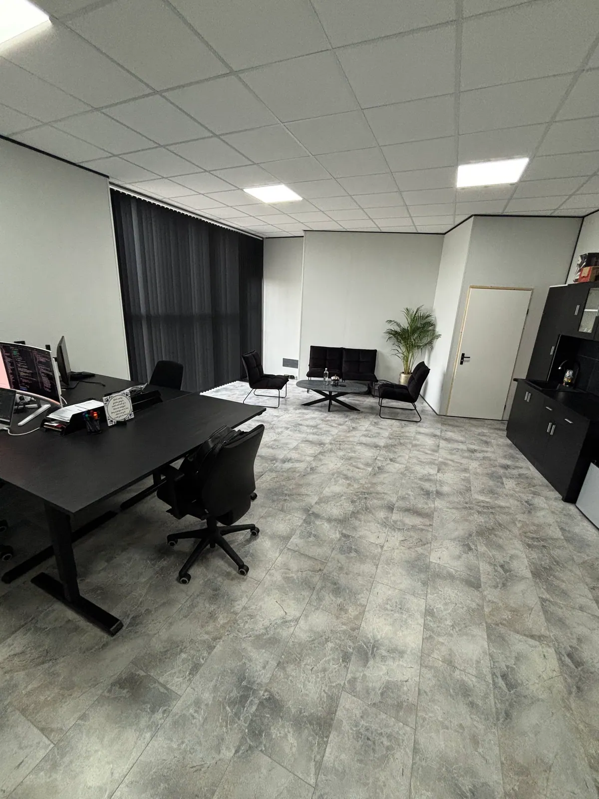 Kantoor van GoldSolutions in Papendrecht met werkplekken en een zithoek