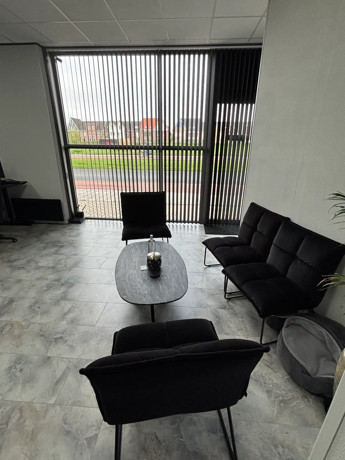 Zithoek in het kantoor van GoldSolutions met uitzicht op de omgeving