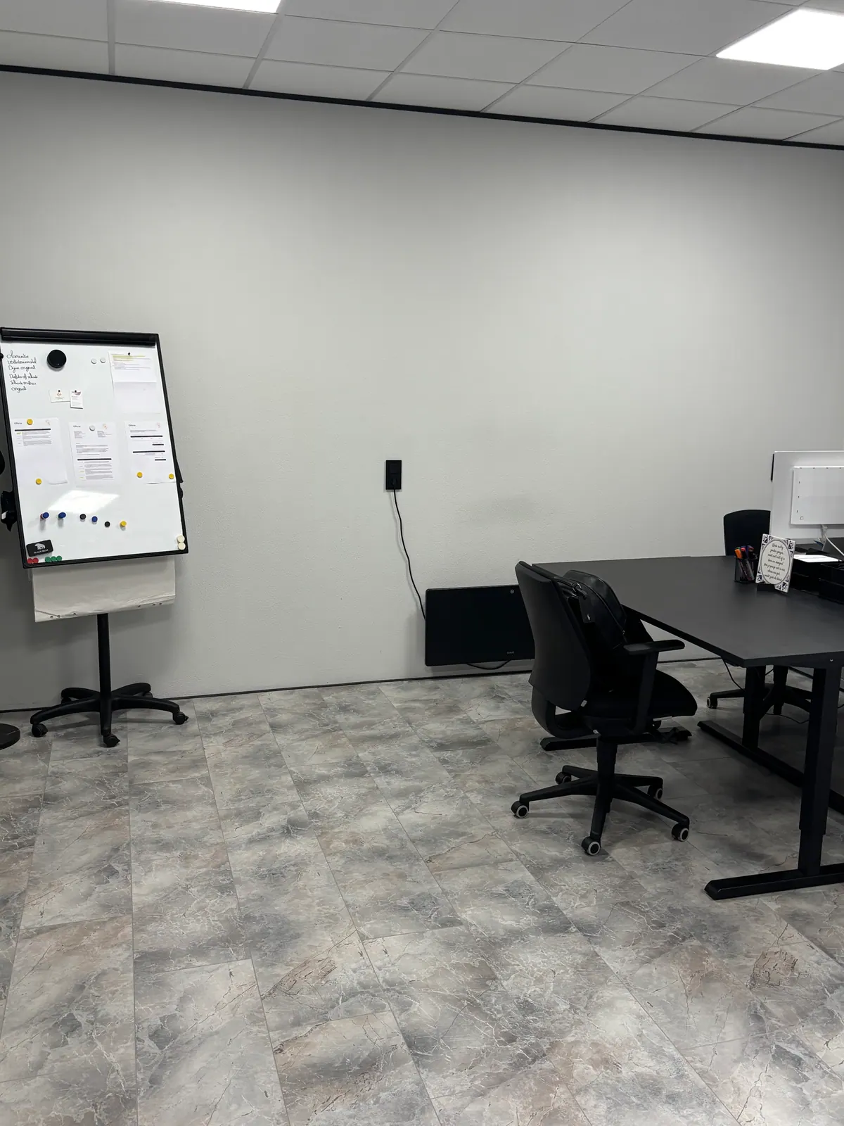 Werkruimte met whiteboard en bureaus in het kantoor in Papendrecht
